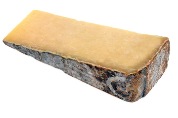 Morceau de fromage de Laguiole en gros plan sur fond blanc