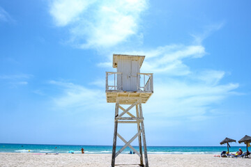 Torre de avistamiento en orilla playa en Cádiz