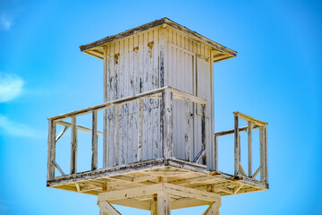 Torre de avistamiento en orilla playa en Cádiz