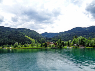 Fototapeta na wymiar view to a wondeful lake in austria