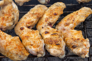 Alas de pollo en la barbacoa