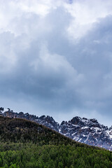 Montagne sotto un cielo blu leggermente nuvoloso 