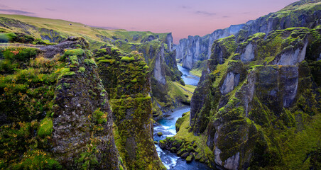 der berühmte Canyon fjadrargljufur in Island bei einem farbenfrohen Sonnenuntergang