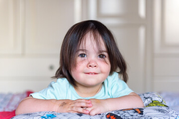 Niña pequeña morena con pelo corto