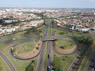 Imagem aérea da cidade do noroeste paulista de São José do Rio Preto. Você consegue ver o cruzamento entre a rodovia BR-153 e a Rodovia Whashington Luis. - obrazy, fototapety, plakaty