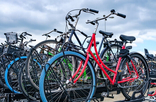 Fietsenstalling op een voormalige pont op het IJ in Amsterdam