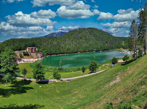 Il lago di Lavarone &egrave; un piccolo lago che si trova sull'omonimo altopiano, in provincia di Trento, a 1.079 metri s.l.m.. Presenta una superficie di 64.000 m&sup2; con una profondit&agrave; massima di 17 metri.