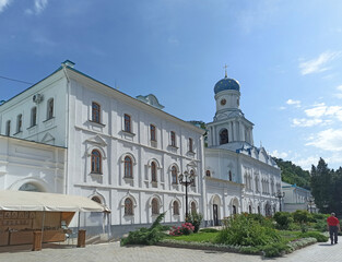 Fototapeta na wymiar beautiful churches of the Svyatogorsk Lavra Ukraine Christianity monks
