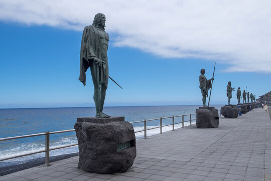 Esculturas de los menceys guanches en el paseo mar&iacute;timo de Candelaria, en el sur de la isla de Tenerife, Canarias