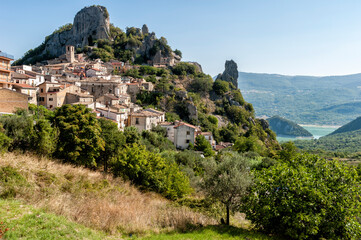 Fototapeta na wymiar beautiful scenery of the Italian village of Pennadomo in Abruzzo. 