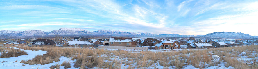 Fototapeta na wymiar A panoramic view of houses with the mountains in the background