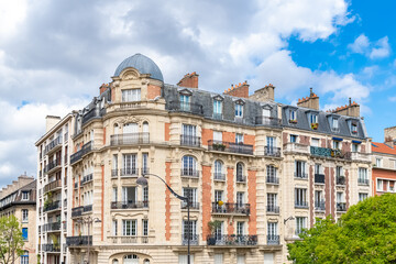 Fototapeta na wymiar Paris, beautiful buildings, view from the coulee verte Rene-dumont in the 12th district, footpath 