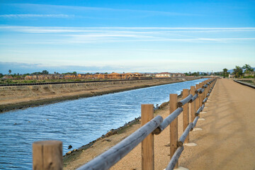 Obraz premium Water lined with wooden fence at Bolsa Chica Ecological Reserve in California