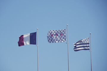 Drapeau français et drapeaux bretons .
