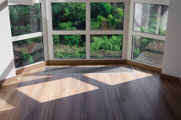 Protective grille mounted on the floor to heat the panoramic window