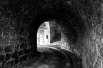 Fototapeta premium dunkler Gang aus Stein