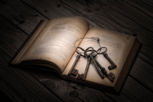 Libro antiguo abierto y con un juego de llaves de hierro cogidas con un aro de alambre .