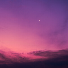 Luna en cuarto creciente en un atardecer en el sur del planeta