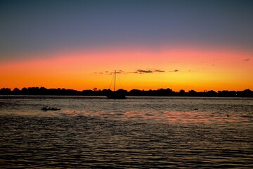 Naklejka premium Boat in the orange