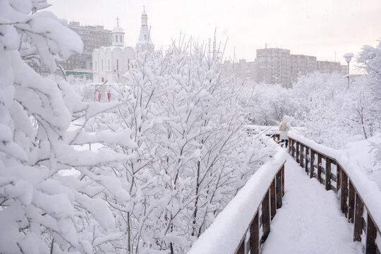 MURMANSK, RUSSIA - FEBRUARY 10, 2021: Walk bridge along Semonovskoye lake in winter