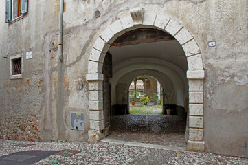 arco di ingresso di antico palazzo nobiliare ad Ala (Trento) - obrazy, fototapety, plakaty