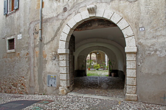arco di ingresso di antico palazzo nobiliare ad Ala (Trento)