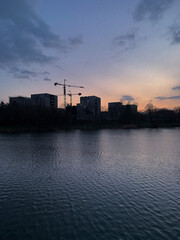 schöner Sonnenuntergang über einem Stadtsee