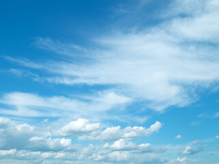 Obraz premium Sunny day with white clouds