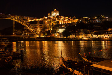Fototapeta premium Night shot of Porto looking towards Vila Nova de Gaia, with the illuminated 