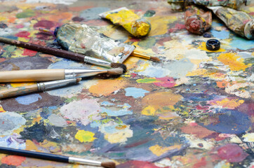 Pinceles y tubos de pintura al oleo. Paleta de colores brillantes, acuarela y acrílico. Rojo,...