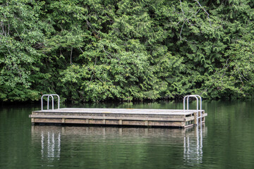 plataforma sobre el lago