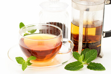 ガラスのティーカップに淹れた温かい紅茶