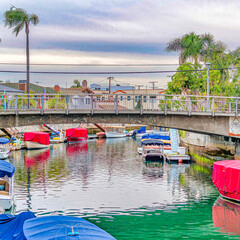 Obraz premium Square Footbridge over canal with stairs going to boat docks in Long Beach California