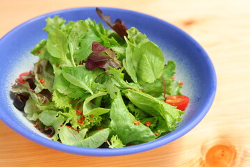 青い器とサラダ