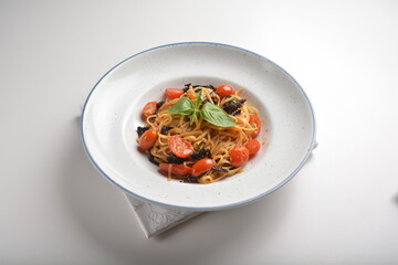 vegetarian sun dried tomato olive oil cook pasta noodle alio olio style in white background western halal menu