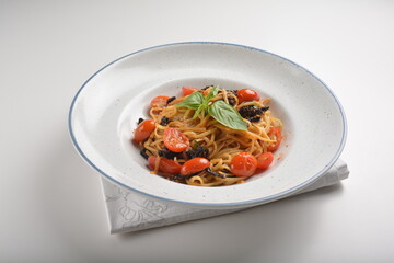 vegetarian sun dried tomato olive oil cook pasta noodle alio olio style in white background western halal menu