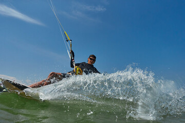 Naklejka premium Kite surfer riding a kiteboard