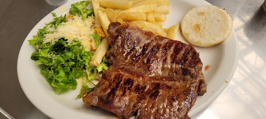 Carne asada a la plancha, comida típica en Medellín, Colombia.