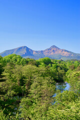 Fototapeta premium 中瀬沼と磐梯山（福島県・北塩原村）