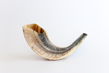 shofar (horn) isolated on white. rosh hashanah (jewish holiday) concept . traditional holiday symbol. - obrazy, fototapety, plakaty