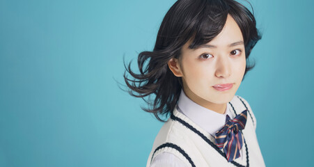 髪をなびかせる女子学生　高校生　受験生