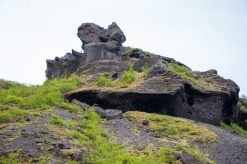 Wanderung in der Thorsmörk und Godaland im Süden von Island über Felsen und durch Schluchten mit Moos bewachsenen Abhängen.