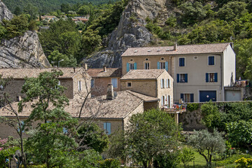 Fototapeta na wymiar Maisons provençales dans le Vaucluse