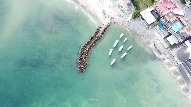 Lanchas peque&ntilde;as atadas junto a la playa. Cenital.