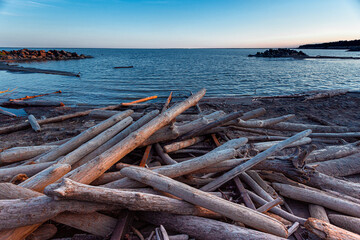 Runners abandoned by logs and anchorages for ships. A picturesque abandoned beach.