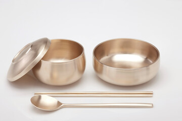 흰 배경 위의 한국전통 그릇인 유기세트