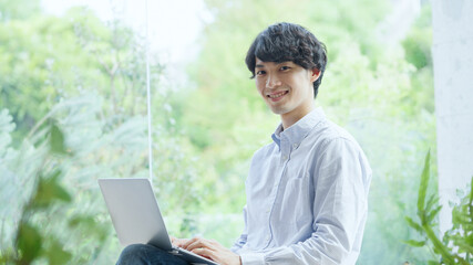 パソコンをする若い男性