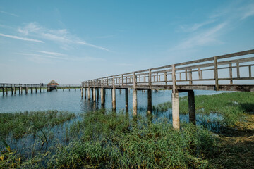 Obraz premium bridge lake blue sky
