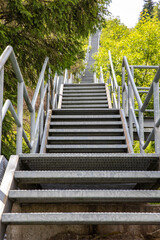 Lange Treppe aus Metall mit vielen Stufen Blick nach oben