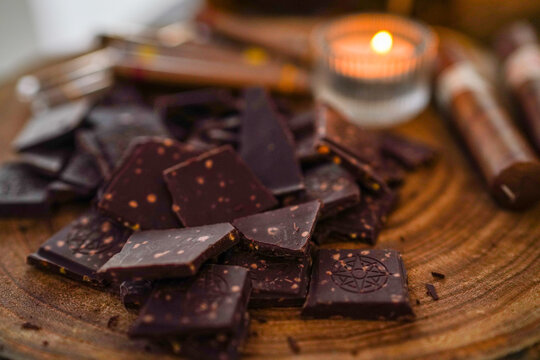 Cioccolato fondente tagliato a pezzi nell'angolo cubano di un buffet di un matrimonio